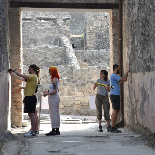 «Bruits de couloir» : Les habitants de la Pompéi antique à la lumière de leurs graffitis