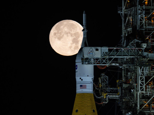 Vers la Lune et au-delà