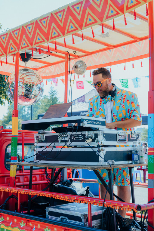 Mr. Bowtie : apprendre le DJing